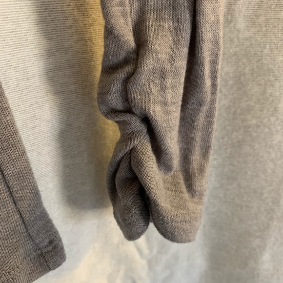 Gray hollister stretchy v neck top - Picture 4 of 5